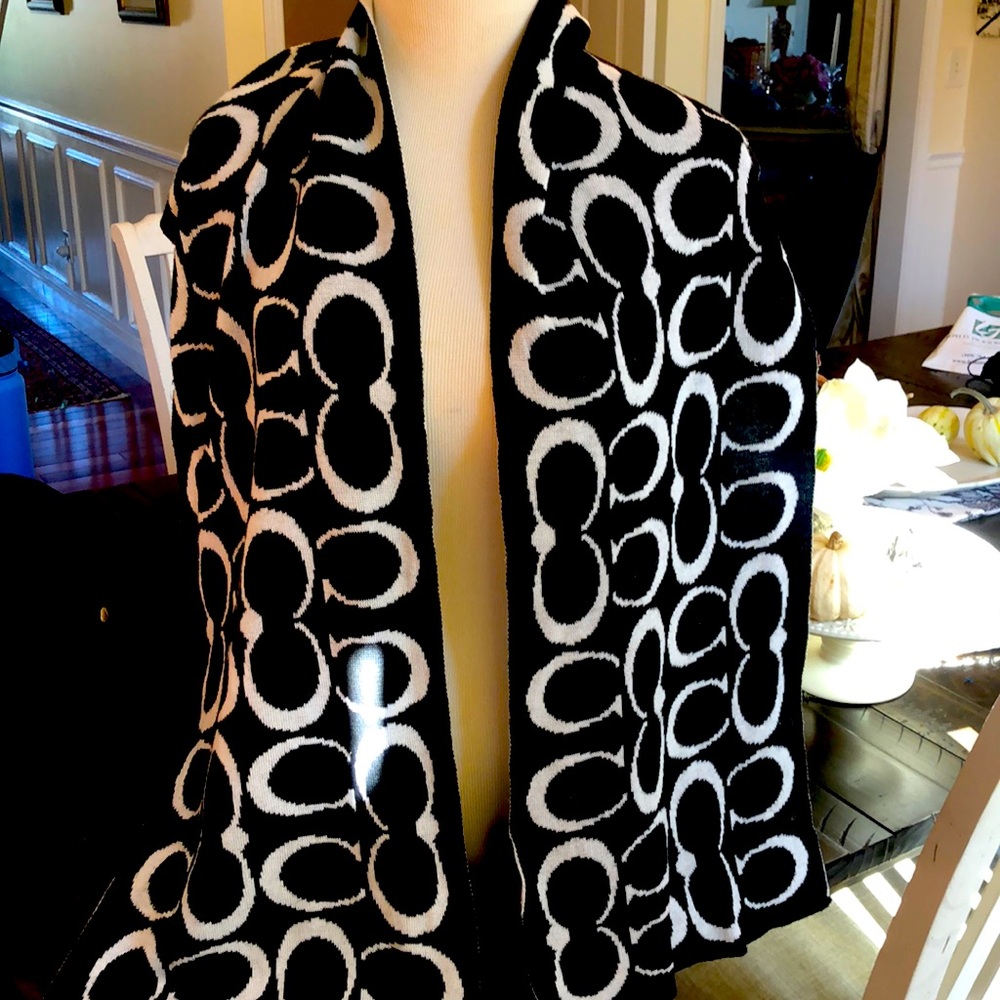 COACH scarf. Reversible. Black and white. Mixture of wool and cotton.